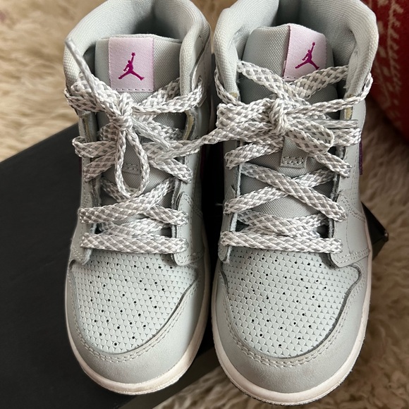 Retro unisex high-top Air Jordan, toddler size 9, grey mist/ fuchsia color. - Picture 7 of 8